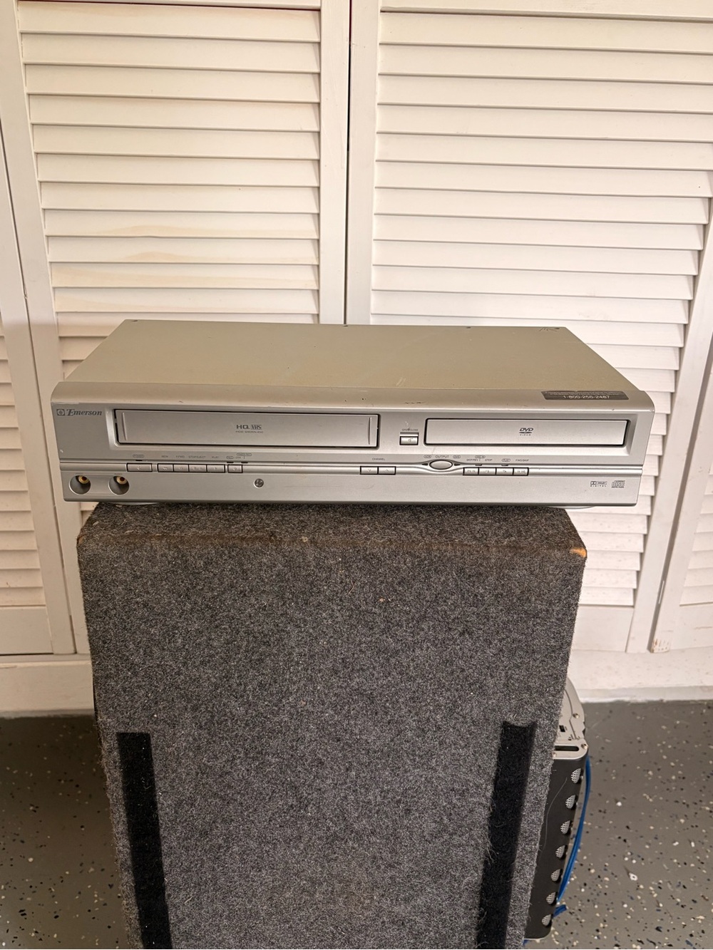 Emerson EWD2004 VCR-DVD Front Panel with AV Inputs